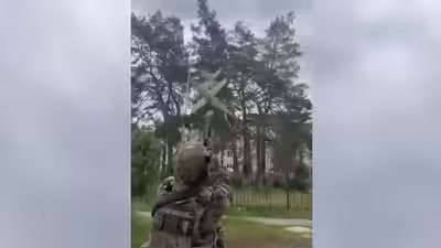 Russian soldiers holding yolka image credit x.jpg