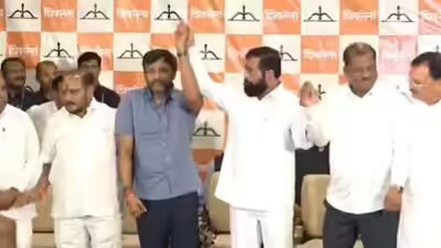 Eknath shinde welcomes rebel sena ubt mps.jpg