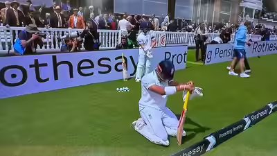 England players are wearing black armbands screengrab.jpg