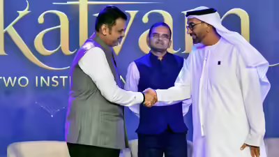 Maharashtra chief minister devendra fadnavis with hesham abdulla qassim al qassim ani.jpg