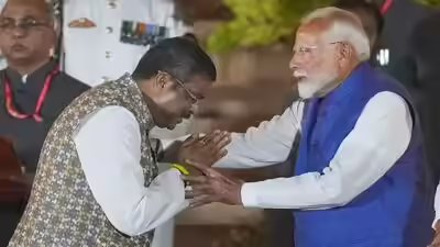 Modi with pradhan.jpg