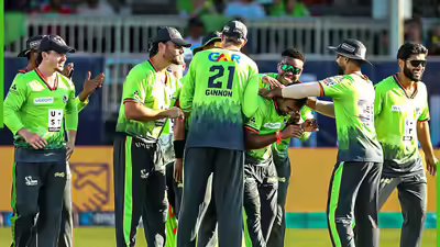 Dasun shanaka getting congratulated by teammates.jpg