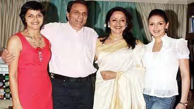 Dharmendra hema ahana esha.jpg