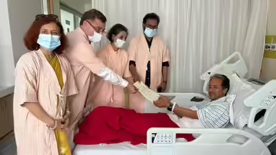 Gitanjali angmo with sonam wangchuk at the hospital.jpg