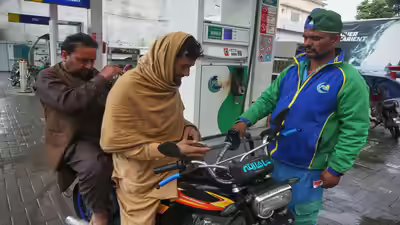 Pakistan to revise fuel prices daily.jpg
