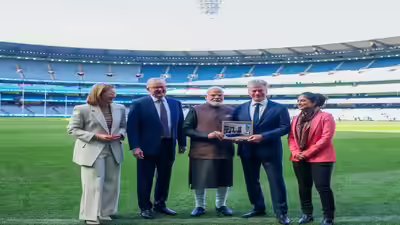 Pm modi gifts former australia skipper steve waugh two decade old photograph during mcg visit.jpg