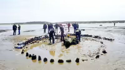 The seahenge of uk.jpg