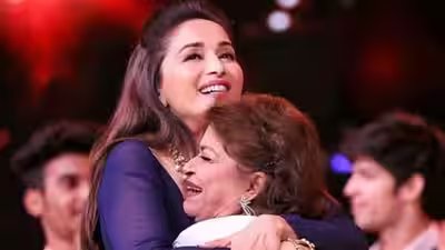 When madhuri dixit remembered late choreographer saroj khan on the occasion of guru purnima.jpg