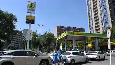 Cars queue to refuel at fuel stations in russia image credit reuters.jpg