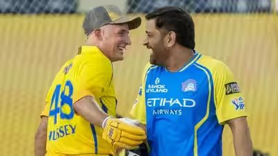Hussey dhoni.jpg