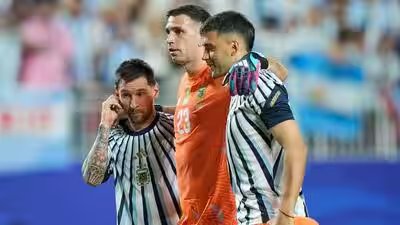 Lionel messi emiliano martinez.jpg