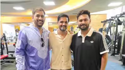 Ms dhoni trains with rishabh pant.jpg