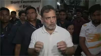 Rahul gandhi outside police state.jpg