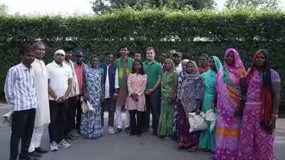 Rahul gandhi with bundelkhand protestors.jpg