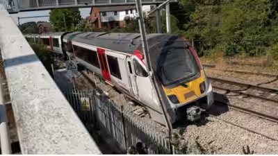 Uk train derail.jpg