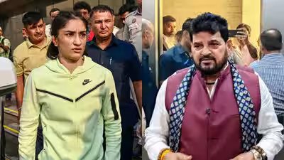 Vinesh phogat and brij bhushan saran singh.jpg