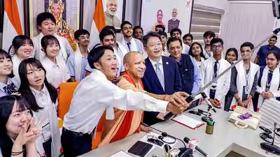 Yogi adityanath meets students from india and japan.jpg